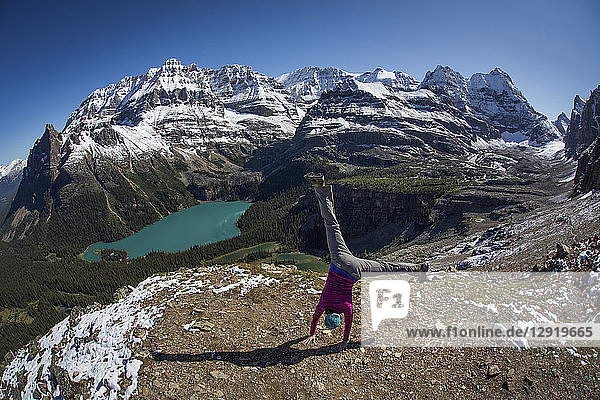 Person im Handstand in der Nähe des Lake O'Hara  Yoho National Park  Alberta  Kanada