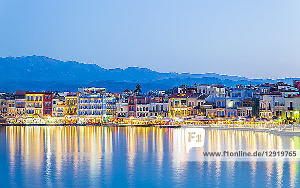 Der venezianische Hafen in der Abenddämmerung  Chania  Kreta  Griechische Inseln  Griechenland