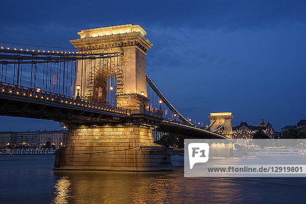 City at night with Chain Bridge and Danube River  UNESCO World Heritage Site  Budapest  Hungary  Europe