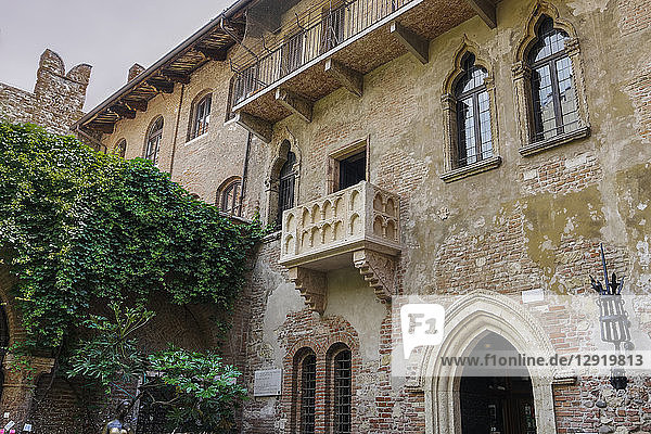 Casa di Giulieta  Juliets house courtyard with famous empty balcony view  Verona  Veneto  Italy  Europe
