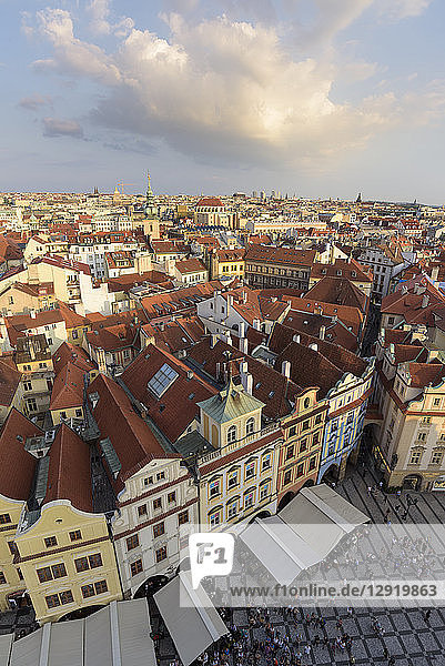 Blick auf den historischen Prager Altstädter Ring vom Altstädter Rathaus aus mit Dächern und Fußgängern darunter  UNESCO-Weltkulturerbe  Prag  Tschechische Republik  Europa