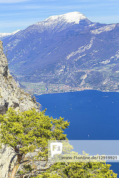 Dorf Torbole von Cima Larici  Pregasina  Riva del Garda  Gardasee  Provinz Trient  Trentino-Südtirol  Italienische Seen  Italien