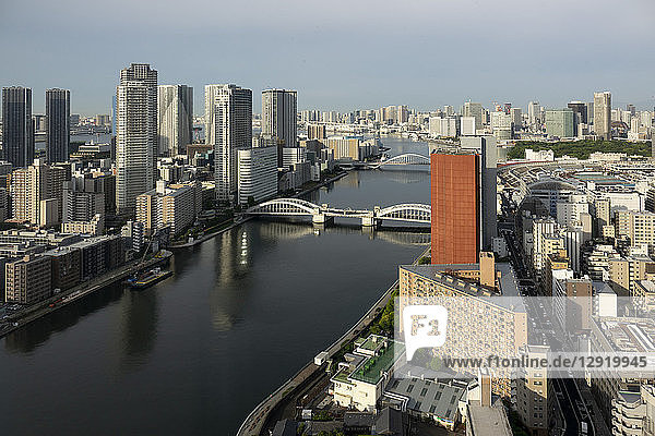 Blick über den Sumida-Fluss mit Kachidoki- und Tsukiji-ohashi-Brücken  Tokio  Japan  Asien