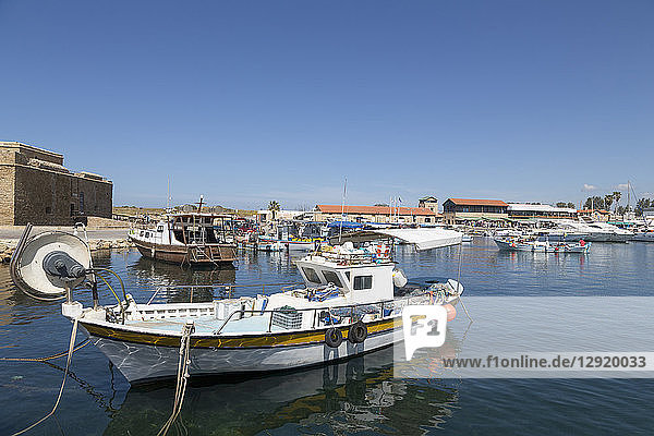 Traditionelle Fischerboote vor Anker im Hafen von Paphos  Südzypern  Mittelmeer