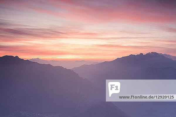 Silhouette des Monte Resegone und des Monte Due Mani in der Morgendämmerung  Monte Coltignone  Lecco  Lombardei  Italienische Alpen  Italien