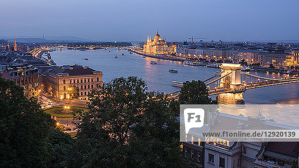 City at night with Chain Bridge  Hungarian Parliament  and Danube River  UNESCO World Heritage Site  Budapest  Hungary  Europe