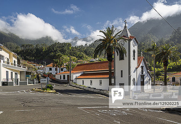 Blick auf die kleine Dorfkirche bei Sao Vicente  Madeira  Portugal  Atlantik