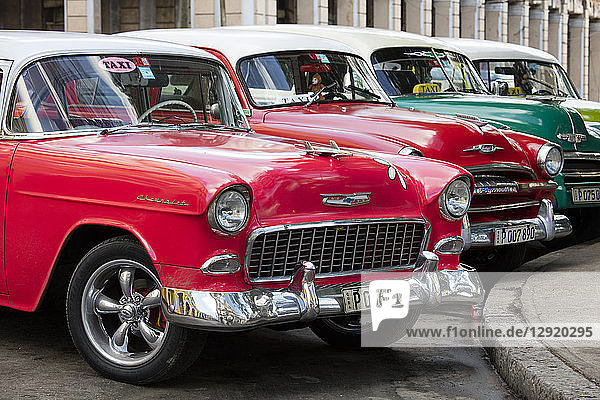 Rote und grüne amerikanische Oldtimer auf einem Taxistand in der Nähe des Bahnhofs  Havanna  Kuba  Westindien  Karibik