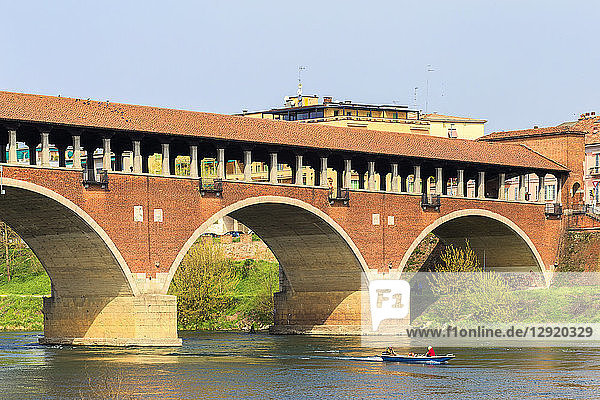Ein Boot fährt unter der Ponte Coperto durch  Pavia  Provinz Pavia  Lombardei  Italien  Europa