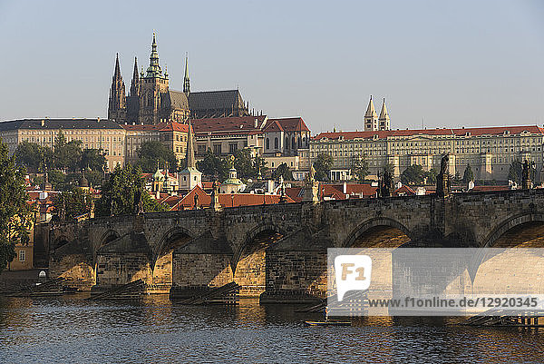 Prager Burg  Hradschin  Mala Strana und Karlsbrücke im Licht des Sonnenaufgangs  UNESCO-Weltkulturerbe  Prag  Tschechische Republik  Europa
