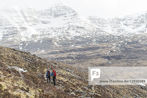 Wandern in den schottischen Highlands in Torridon auf dem Cape Wrath Trail in Richtung Loch Coire Mhic Fhearchair  Highlands  Schottland  Vereinigtes Königreich