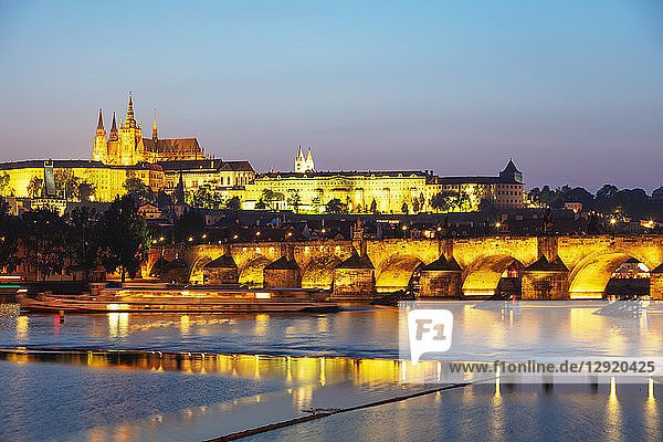 Prager Burg und Veitsdom über der Moldau  Prag  UNESCO-Weltkulturerbe  Böhmen  Tschechische Republik