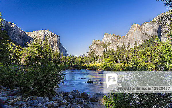 Merced River und El Capitan im Yosemite Valley  UNESCO-Welterbe  Kalifornien  Vereinigte Staaten von Amerika  Nordamerika