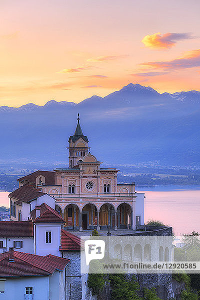 Sonnenaufgang bei der Wallfahrtskirche Madonna del Sasso  Orselina  Locarno  Lago Maggiore  Kanton Tessin  Schweiz