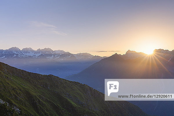 Sonnenaufgang in großer Höhe mit der Bernina-Bergkette im Hintergrund  Valmalenco  Valtellina  Lombardei  Italien  Europa