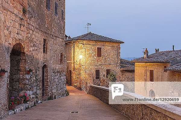 Dämmerungsansicht einer Straße in San Gimignano  UNESCO-Weltkulturerbe  Toskana  Italien