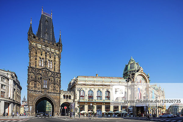 Pulverturm und Theater  Prag  UNESCO-Weltkulturerbe  Böhmen  Tschechische Republik  Europa