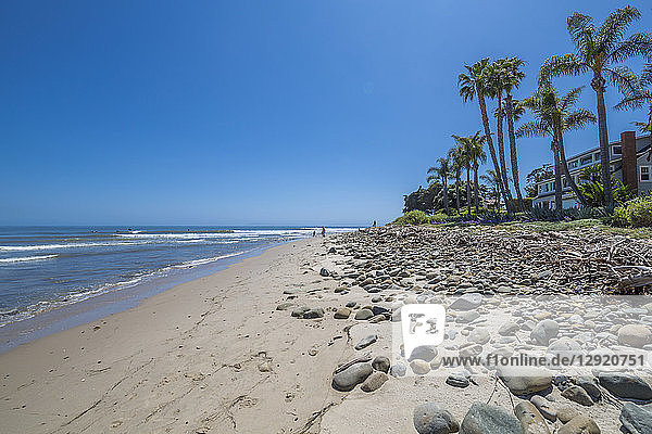 Blick auf den Strand und die Küstenlinie bei Santa Barbara  Santa Barbara County  Kalifornien  Vereinigte Staaten von Amerika  Nordamerika