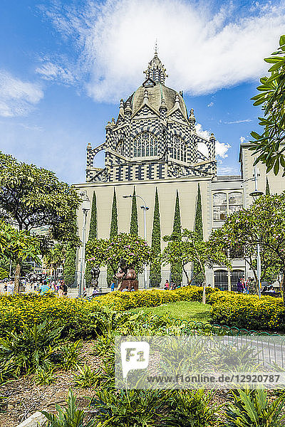 Blick auf den Kulturpalast Rafael Uribe an der Plaza Rafael  Medellin  Kolumbien  Südamerika