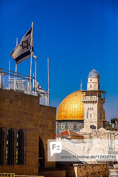 Israelische Flagge und Felsendom  UNESCO-Weltkulturerbe  Jerusalem  Israel  Naher Osten