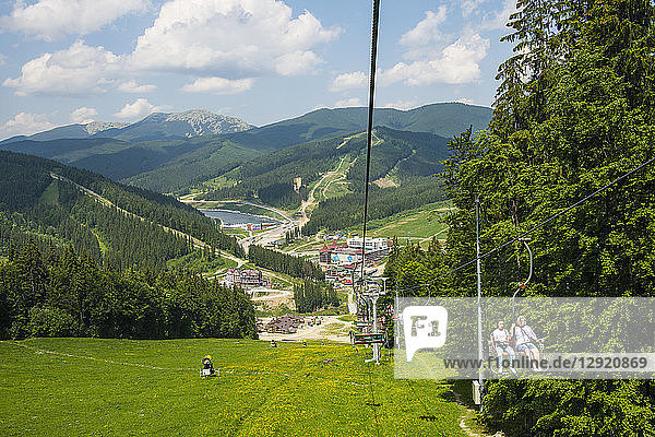 Blick auf das Skigebiet Bukovel  Karpaten  Ukraine  Europa