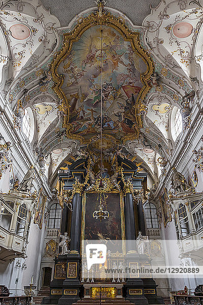 Innenraum der romanischen Basilika St. Emmeram  Regensburg  UNESCO-Welterbe  Bayern  Deutschland