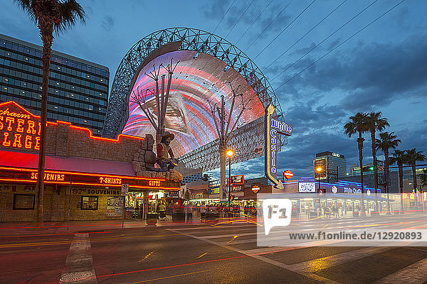 Neonlichter auf der Fremont Street Experience in der Abenddämmerung  Downtown  Las Vegas  Nevada  Vereinigte Staaten von Amerika  Nordamerika