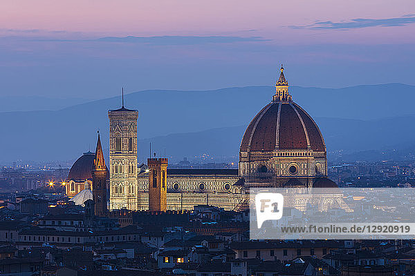Blick über Florenz auf die Wahrzeichen der Kathedrale (Duomo) (Santa Maria Del Fiore)  Campanile und Baptisterium  beleuchtet im frühen Abendlicht  Florenz  UNESCO-Weltkulturerbe  Toskana  Italien