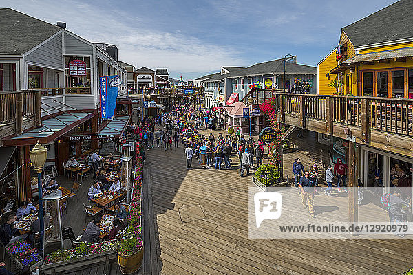 Blick auf Pier 39 in Fishermans Wharf  San Francisco  Kalifornien  Vereinigte Staaten von Amerika  Nordamerika