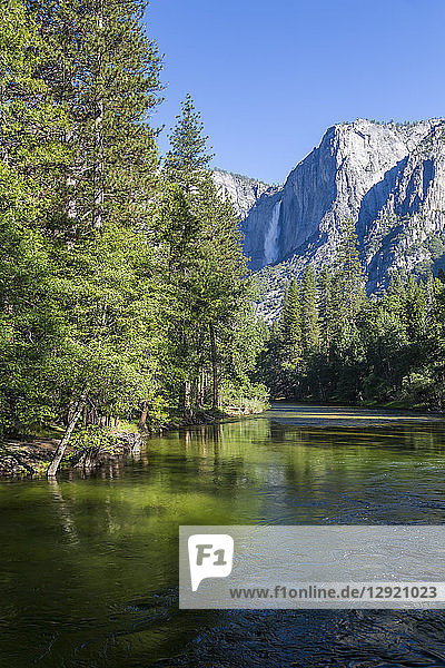 Blick auf den Merced River und die Upper Yosemite Falls  Yosemite-Nationalpark  UNESCO-Welterbe  Kalifornien  Vereinigte Staaten von Amerika  Nordamerika