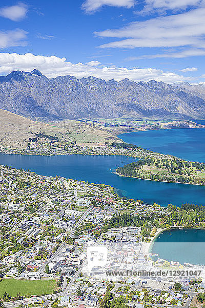 Luftaufnahme des Stadtzentrums von Queenstown  Lake Wakatipu und der Bergkette The Remarkables  Queenstown  Otago  Südinsel  Neuseeland  Pazifik
