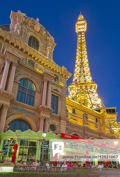 Blick auf den Eiffelturm des Paris Hotel and Casino auf dem Strip  Las Vegas Boulevard  Las Vegas  Nevada  Vereinigte Staaten von Amerika  Nordamerika