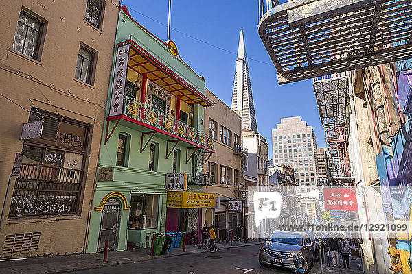 Ansicht der Transamerica Pyramid von Chinatown  San Francisco  Kalifornien  Vereinigte Staaten von Amerika  Nordamerika
