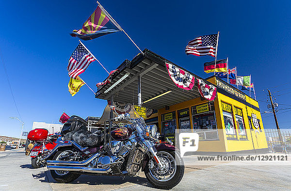 Harley Davidson Motorrad und historisches Gebäude an der Route 66  Kingman  Arizona  Vereinigte Staaten von Amerika  Nordamerika