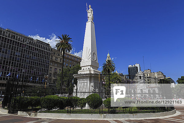 Piramide de Mayo weißer Obelisk  blauer Himmel  Plaza de Mayo  Das Zentrum  Buenos Aires  Argentinien