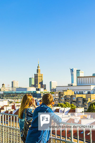Paar mit Blick auf den Palast der Kultur und Wissenschaft und die Wolkenkratzer  Stadtzentrum  Warschau  Polen