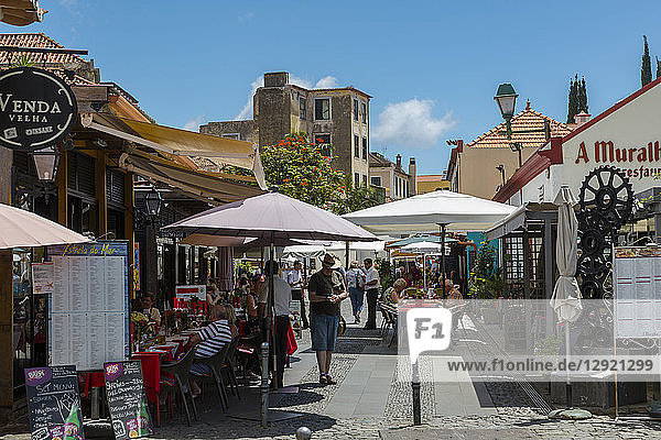 Blick auf Cafés und Restaurants in der Altstadtstraße  Funchal  Madeira  Portugal  Atlantik