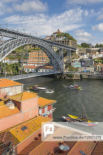Dom Luis I Brücke über den Fluss Douro  Porto  Portugal  Europa