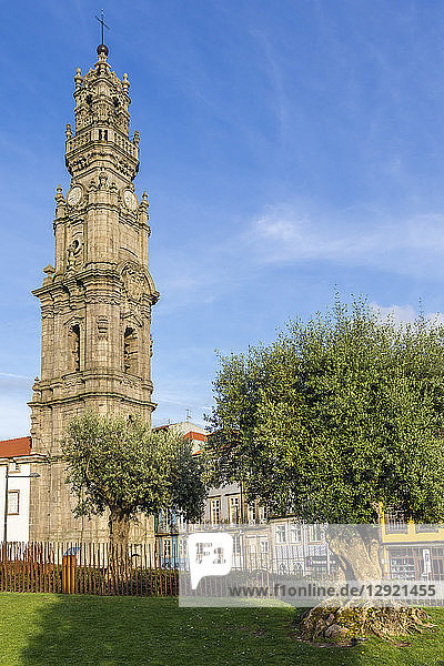 Der Glockenturm der Clerigos-Kirche  Porto  Portugal  Europa