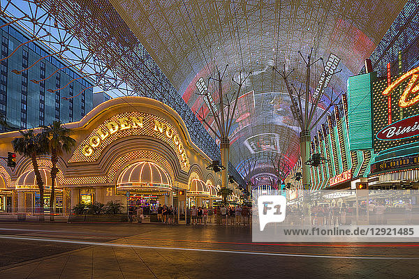 Golden Nugget Casino und Neonlichter auf der Fremont Street Experience in der Abenddämmerung  Downtown  Las Vegas  Nevada  Vereinigte Staaten von Amerika  Nordamerika