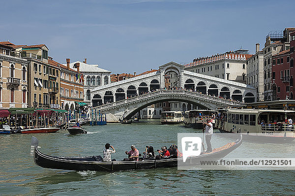 Rialtobrücke und Gondel auf dem Canale Grande  Venedig  UNESCO-Weltkulturerbe  Venetien  Italien