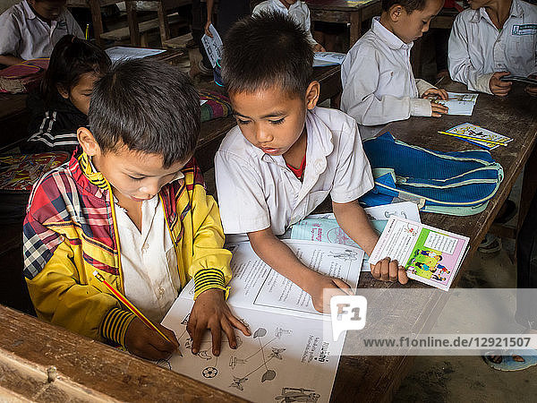 Junge Jungen im Klassenzimmer  Houy Mieng  Laos  Indochina  Südostasien  Asien