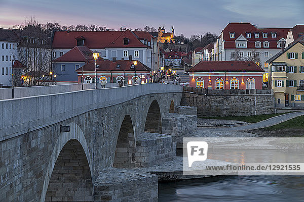 Blick von der Steinernen Brücke auf den Stadtteil Stadtamhof  Regensburg  UNESCO-Welterbe  Bayern  Deutschland