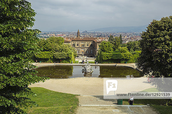 Blick auf den Neptunbrunnen von den Boboli-Gärten auf den Palazzo Pitti und die Stadt dahinter  Florenz  Toskana  Italien