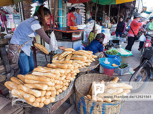 Baguettes werden auf dem Markt verkauft  Siem Reap  Kambodscha  Indochina  Südostasien  Asien