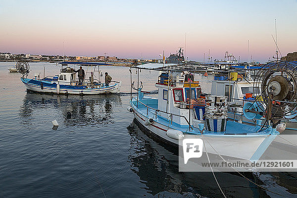 Traditionelle Fischerboote im Hafen von Paphos im Süden Zyperns in der Abenddämmerung  Zypern  Mittelmeer