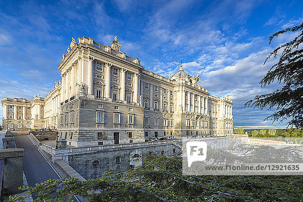 Königspalast von Madrid (Palacio Real de Madrid) von den Jardines De Sabatini aus gesehen  Madrid  Spanien  Europa