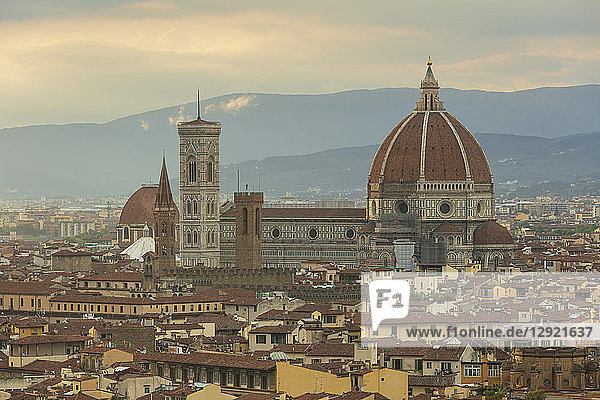 Blick über Florenz auf die Wahrzeichen der Kathedrale (Duomo) (Santa Maria Del Fiore)  Campanile und Baptisterium  UNESCO-Weltkulturerbe  mit dem Apennin dahinter  Florenz  Toskana  Italien