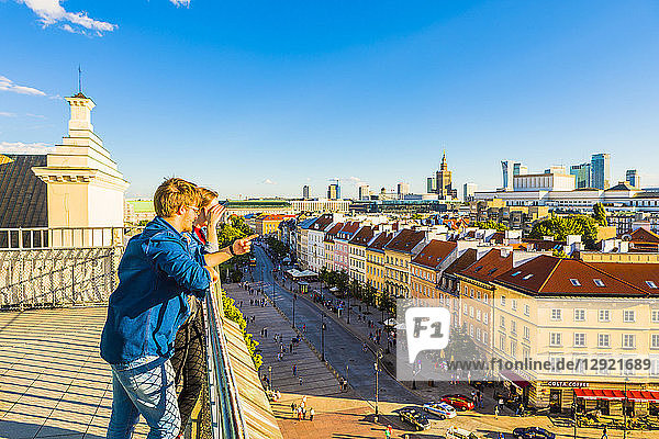 Paar mit Blick auf den Palast der Kultur und Wissenschaft und die Wolkenkratzer  Stadtzentrum  Warschau  Polen