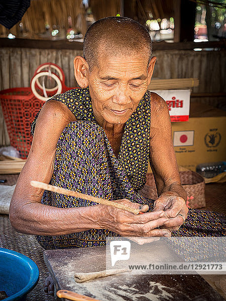 Alte Frau beim Räuchern  Dorfhaus in der Nähe von Siem Reap  Kambodscha  Indochina  Südostasien  Asien